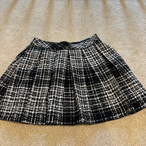 Banana Republic Black and White Skater Mini Skirt - Picture 4 of 10